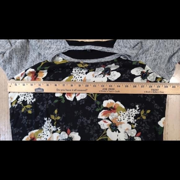 Kut from the Kloth floral and heathered gray top - Picture 3 of 8